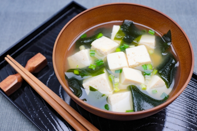 【簡易食譜】海帶芽豆腐味噌湯 一個燜燒杯、10分鐘煮好！